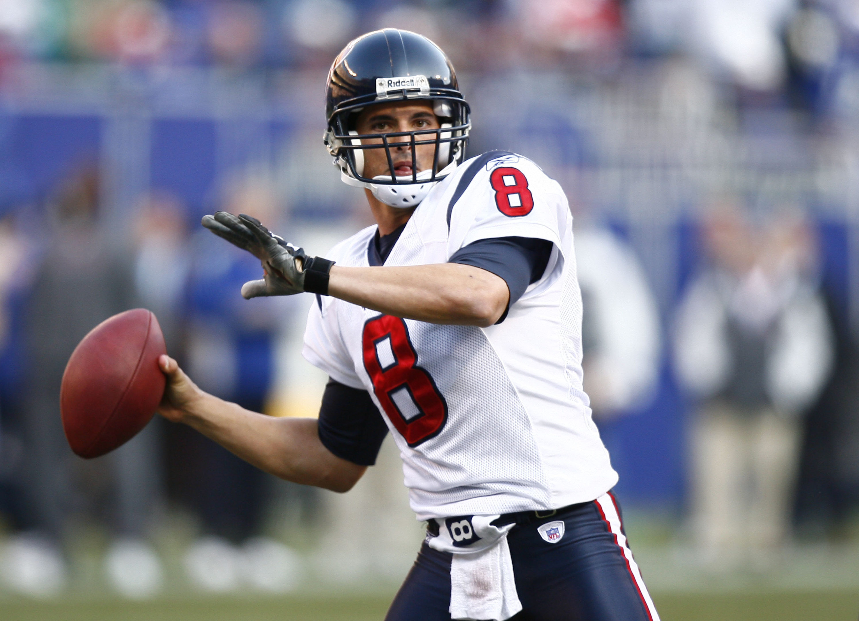 Quarterback David Carr of the Houston Texans throws a screen pass