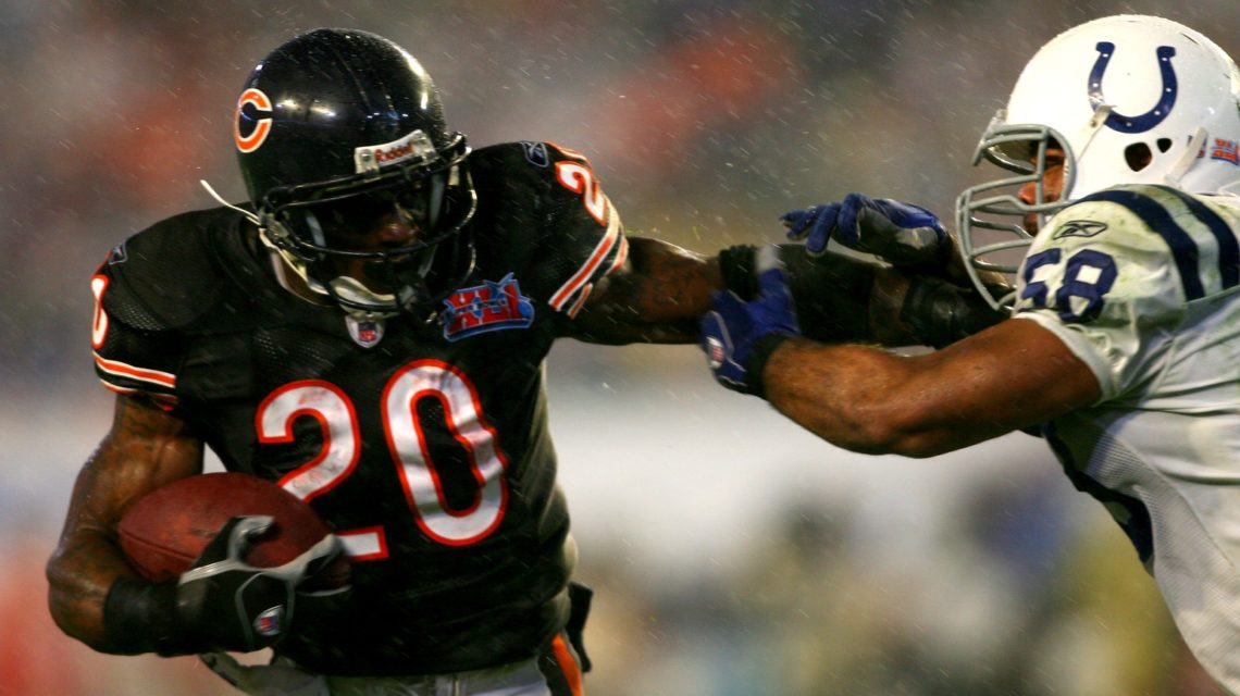 Chicago Bears running back Thomas Jones (20) runs with the ball against the  New Orleans Saints