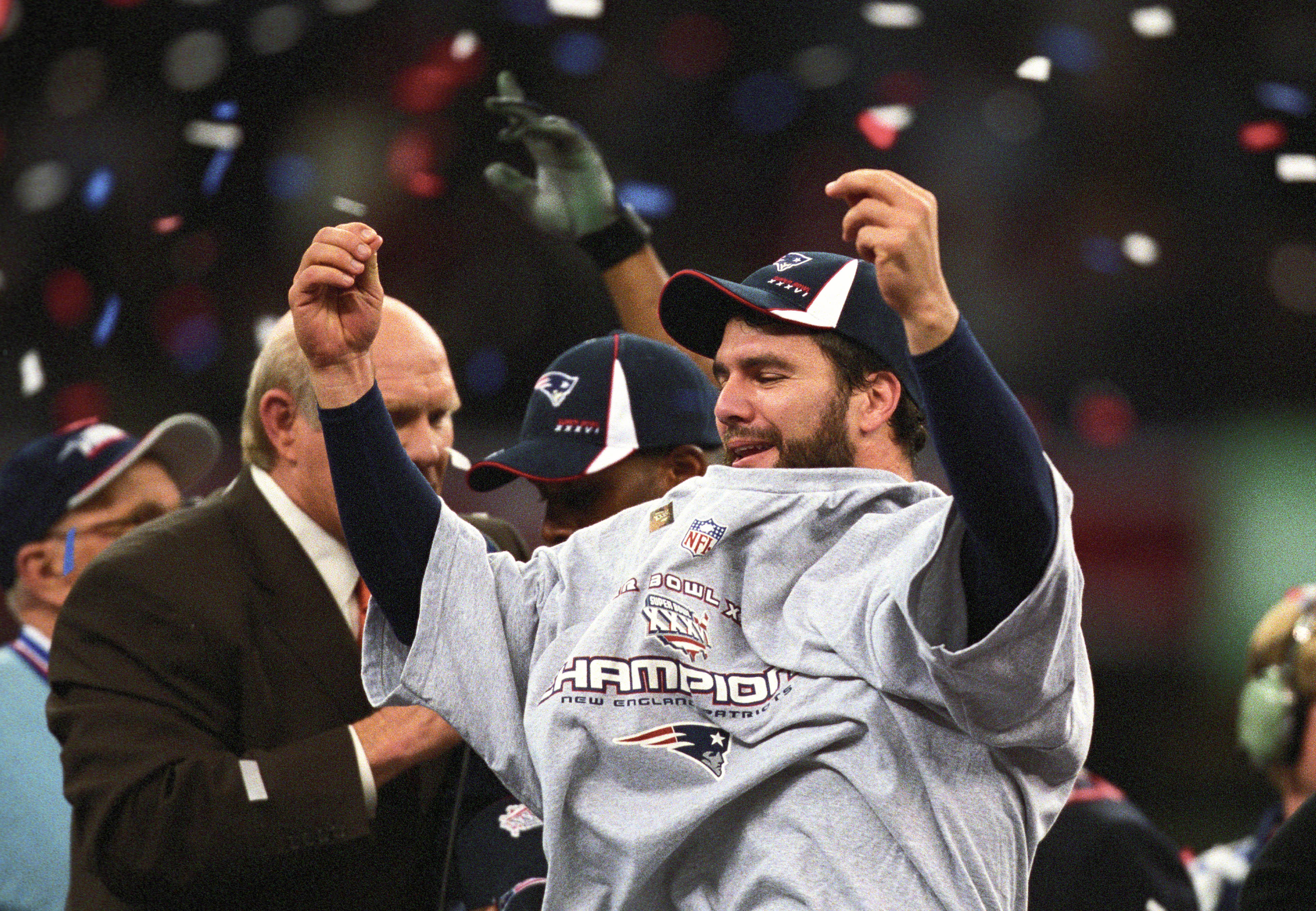 Super Bowl XXXVI: Underdog Patriots beat Rams on Vinatieri's last